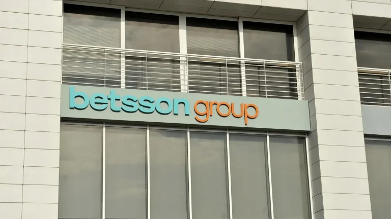 Logo de Betsson junto al de ABACO en una campaña de donación por el terremoto en Colombia