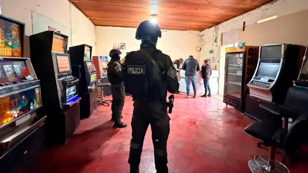 Agentes de Coljuegos y la Policía Nacional durante un operativo contra tragamonedas ilegales en Ipiales, Nariño