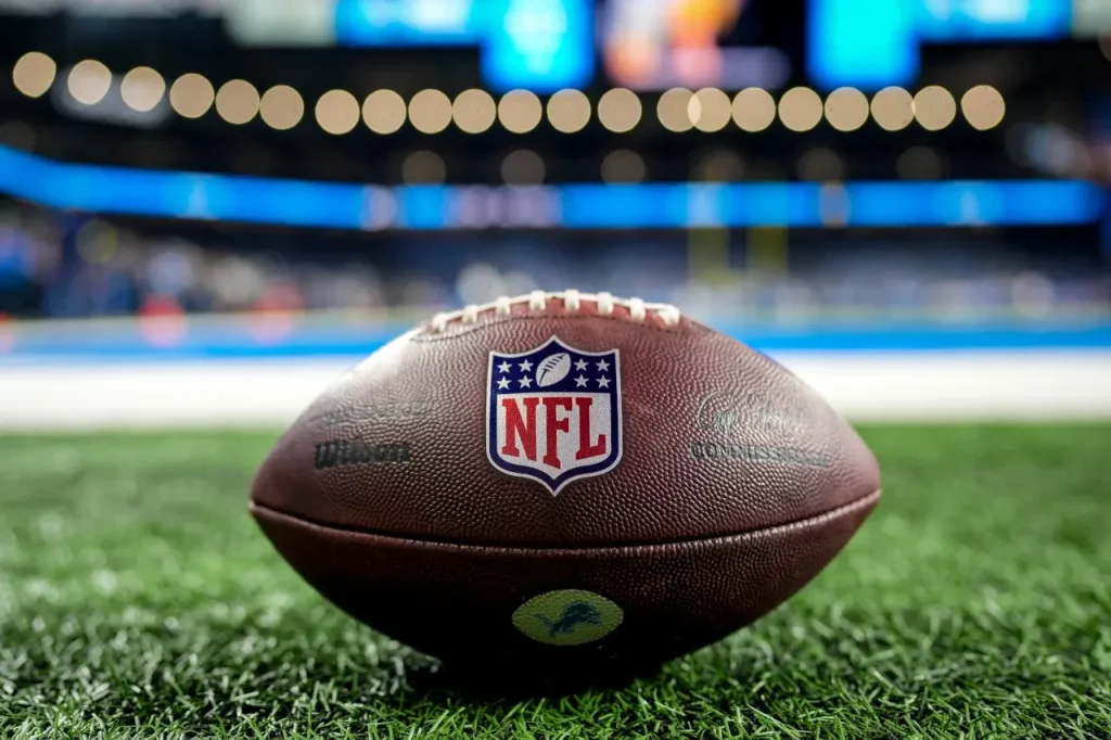 Logotipos de DraftKings, FanDuel y Fanatics Sportsbook junto al escudo de la NFL