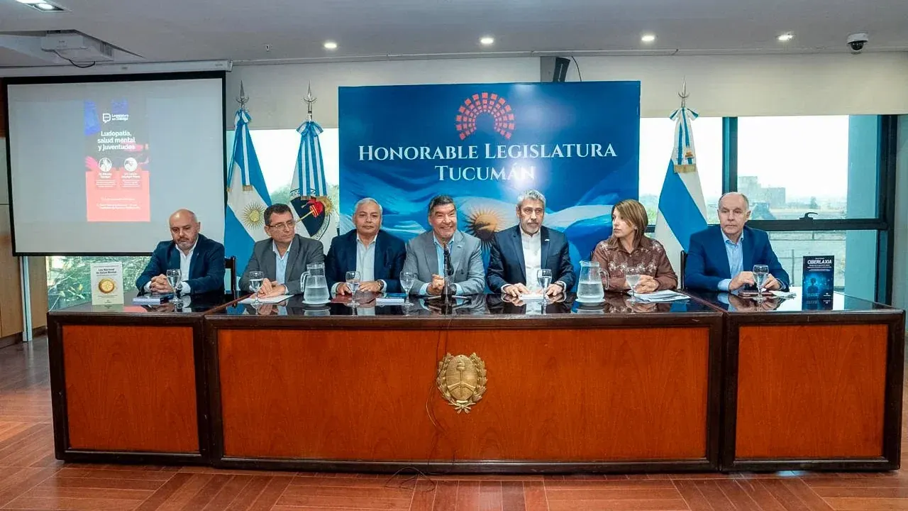 Conversatorio sobre ludopatía y salud mental en la Legislatura de Tucumán, con especialistas y legisladores debatiendo sobre apuestas online y adicciones digitales