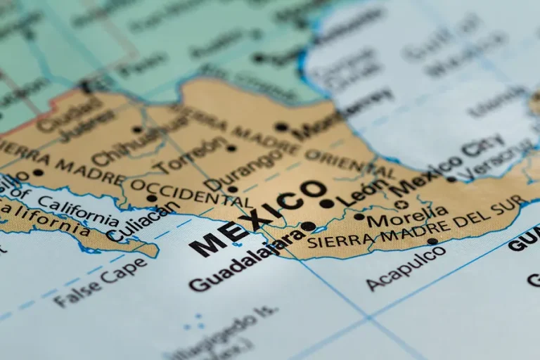 Autoridades municipales de Aguascalientes durante un operativo de incautación de máquinas tragamonedas ilegales en un local comercial