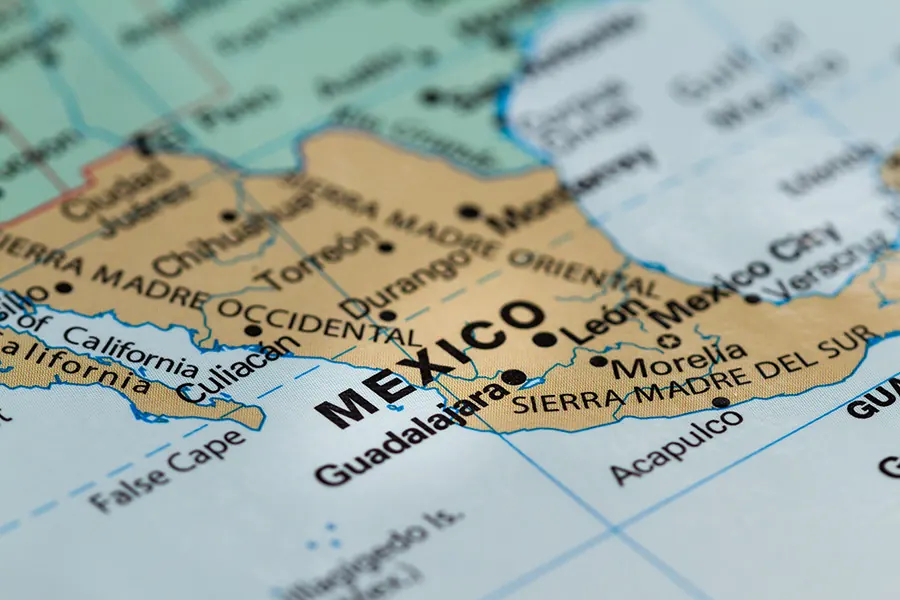 Autoridades municipales de Aguascalientes durante un operativo de incautación de máquinas tragamonedas ilegales en un local comercial