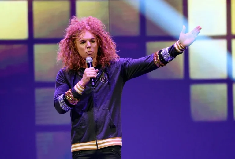 Carrot Top en el escenario del Atrium Showroom del Luxor Hotel and Casino en Las Vegas durante una de sus presentaciones de comedia con accesorios
