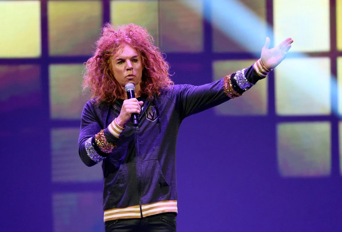 Carrot Top en el escenario del Atrium Showroom del Luxor Hotel and Casino en Las Vegas durante una de sus presentaciones de comedia con accesorios