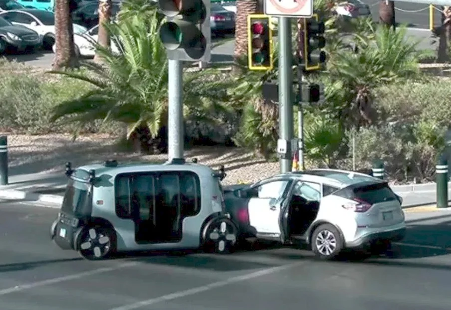 Robotaxi Zoox accidentado en la Strip de Las Vegas con un Nissan Murano, cerca de Mandalay Bay