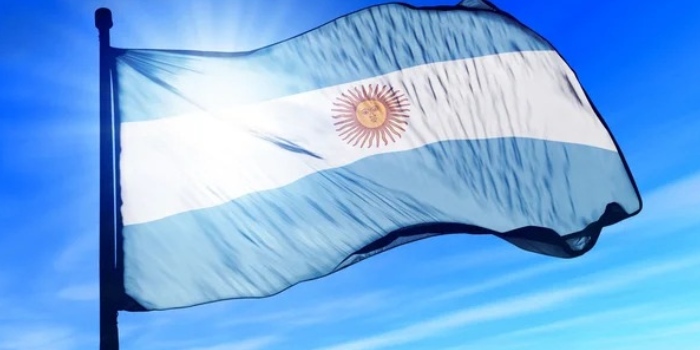 Mapa de Argentina mostrando la fragmentación regulatoria del juego online entre provincias y CABA, con símbolos de licencias y control