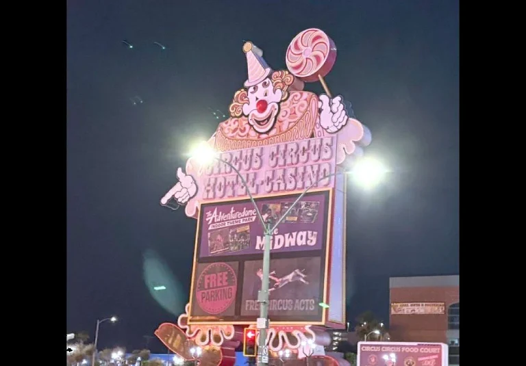 Letrero de Circus Circus con la figura de Lucky the Clown completamente apagado durante la noche en la Franja de Las Vegas