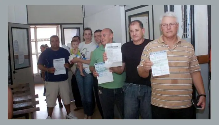 Fachada de una lotérica brasileña con propaganda de la Mega-Sena, clientes realizando apuestas