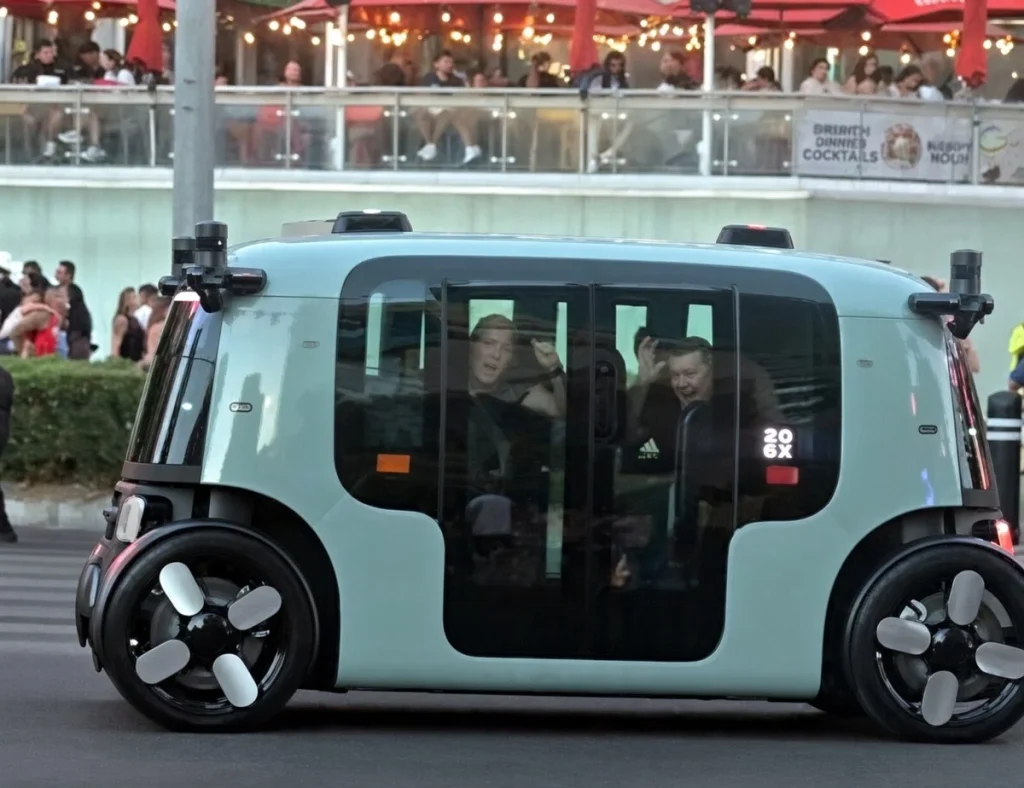 Robotaxi Zoox detenido en un cruce peatonal entre el Cosmopolitan y Miracle Mile Shops en Las Vegas Strip