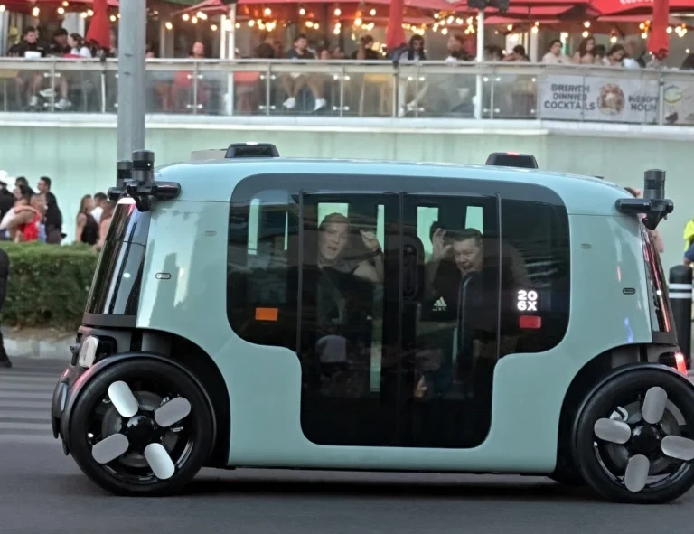 Robotaxi Zoox detenido en un cruce peatonal entre el Cosmopolitan y Miracle Mile Shops en Las Vegas Strip