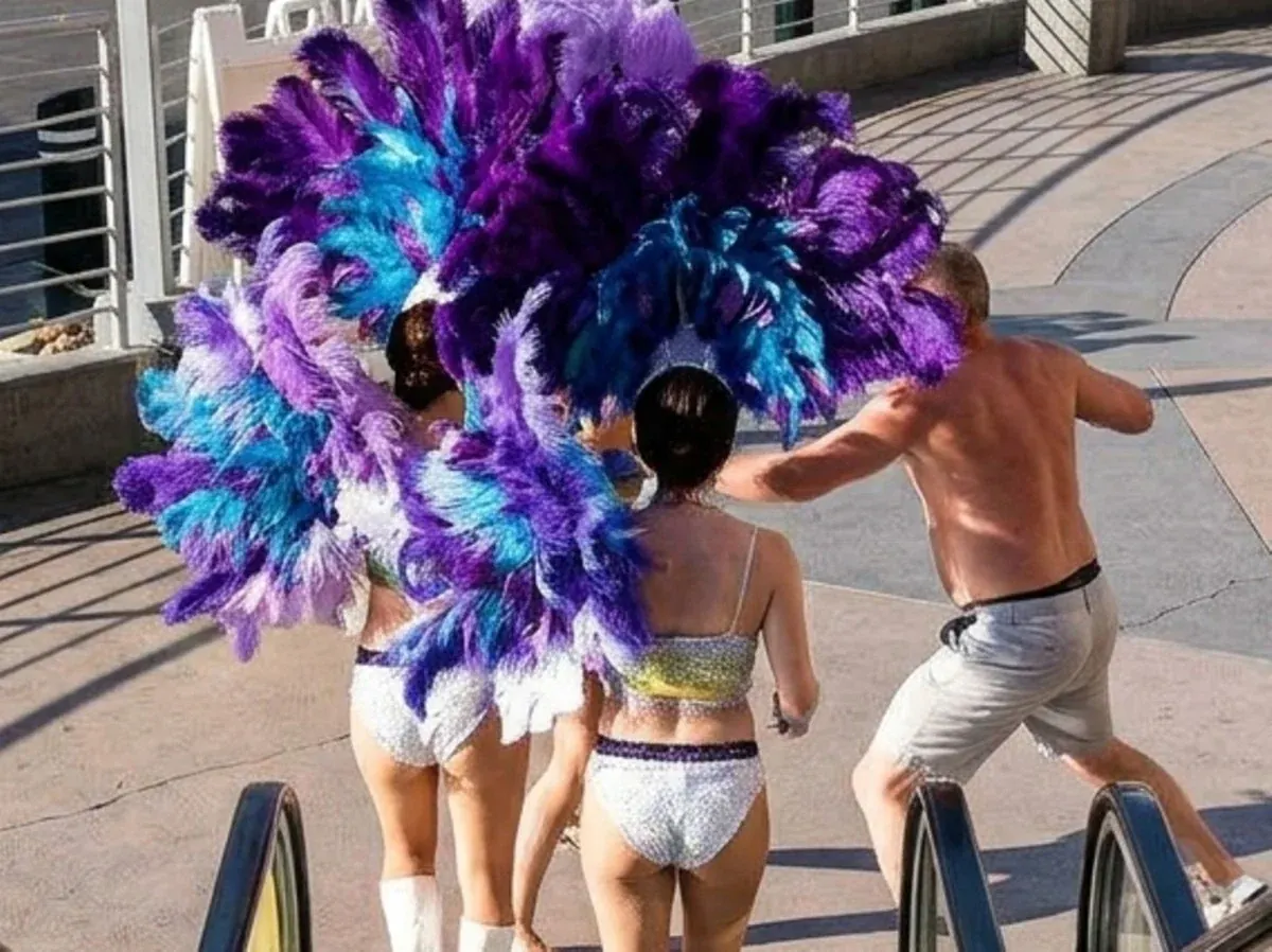 Dos mujeres con disfraces de showgirls de Las Vegas discuten con un turista en la acera frente al casino Paris Las Vegas.