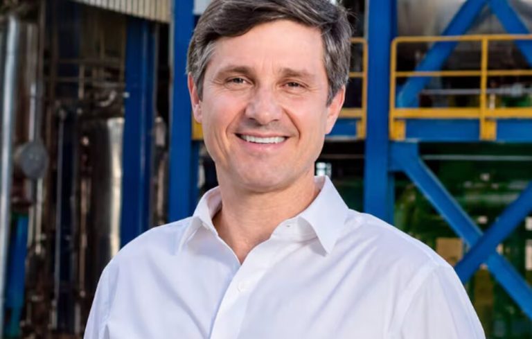 Jaime Vives Pinedo, nuevo presidente de Coljuegos, posa frente a la sede de la entidad reguladora en Colombia