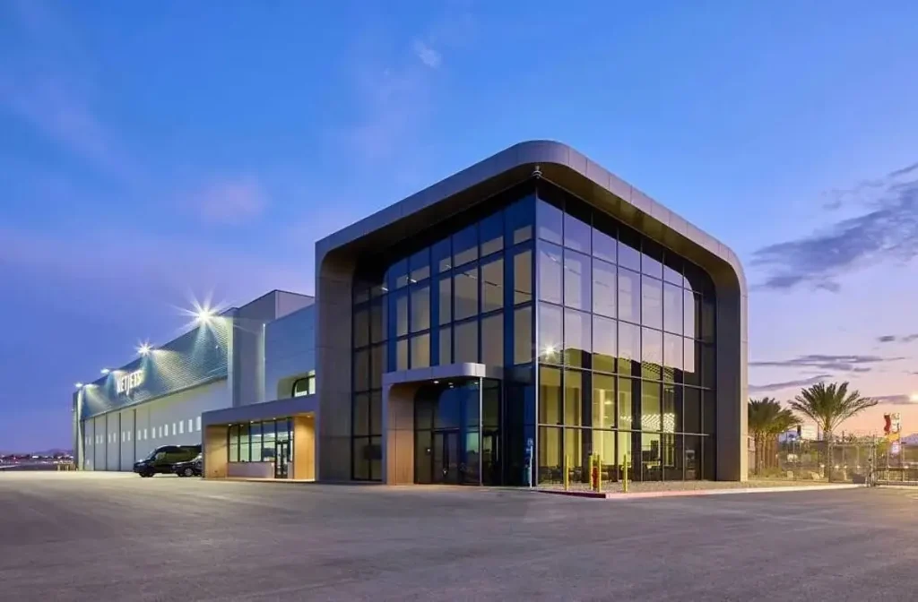 Terminal privada de NetJets en el aeropuerto Harry Reid de Las Vegas, con hangares y área de rampa para jets ejecutivos